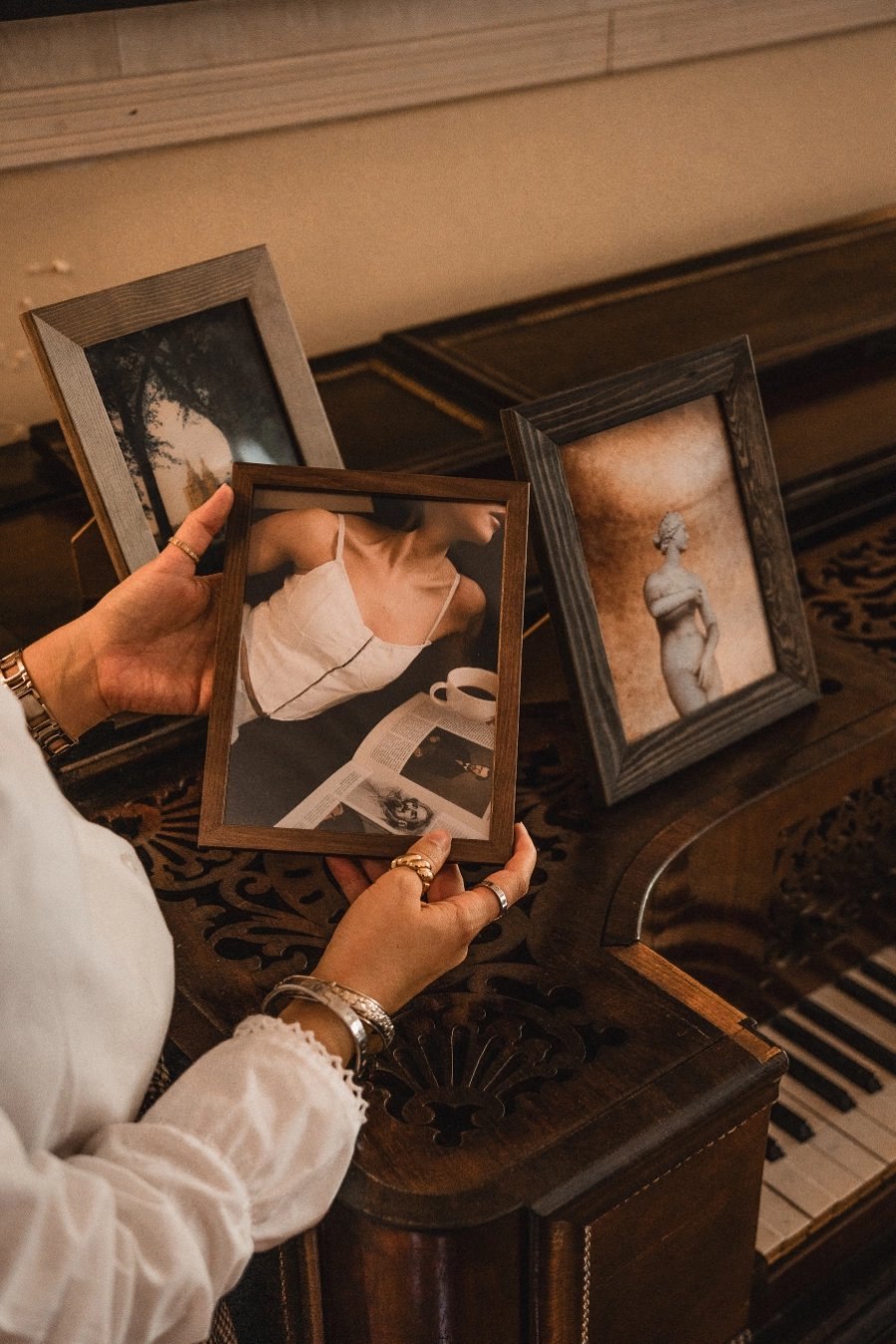 Molduras com fotografias para decorar a casa